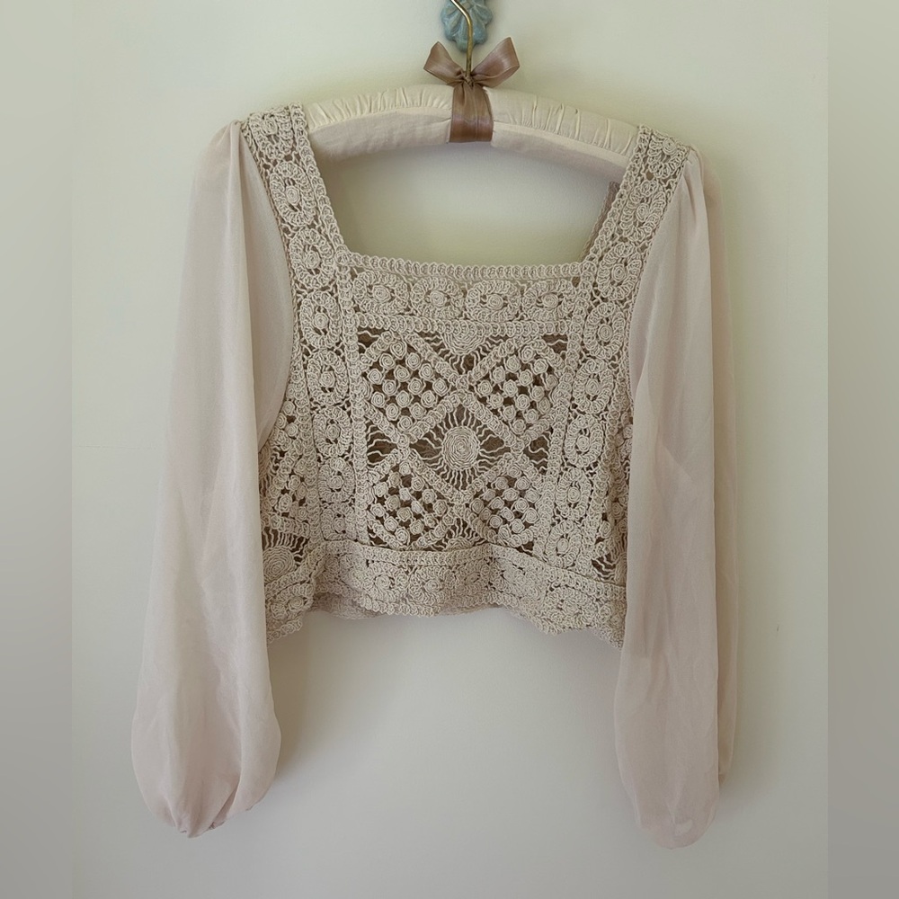 Crochet Boho-Inspired Puff Sleeve Blouse
Size: Small
EUC - Picture 10 of 11
